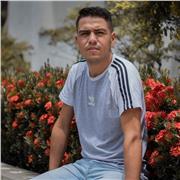 Profesor de Ciencias Sociales imparte clases a niños de todas las edades